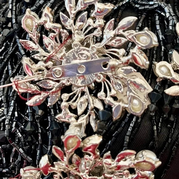 Elegant Silverplated brooch with faux pearls and rhinestones-brand new with tags - Picture 3 of 12